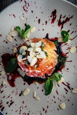 dikey görünüm yakın plan fırınlanmış elma şurup, fındık ve nane