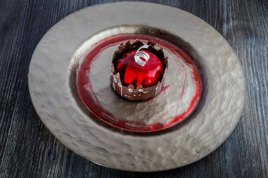 Lezzetli kırmızı kremalı pasta elmalı ve çikolatalı.