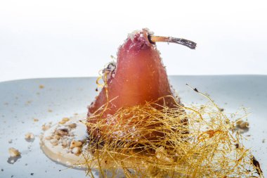 Yakın plan ev yapımı armut karamel ile süslenmiş.