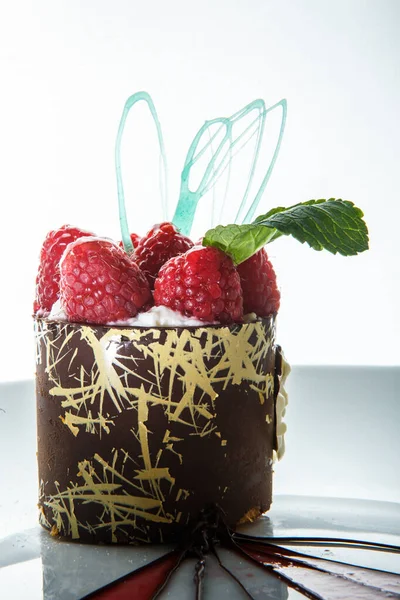 Vertikální pohled na jemně zdobený čokoládový malinový dezert — Stock fotografie