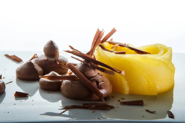Крупный план мелко украшенные фрукты и шоколадный мусс десерт против белого — стоковое фото
