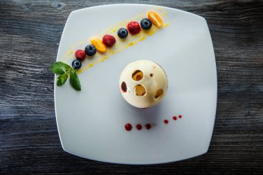 Çeşit çeşit böğürtlenli taze çikolatalı tatlı.