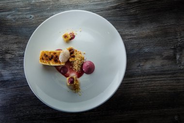 Üst görünümü enfes dilimlenmiş, şurup süslemeli sünger kek.