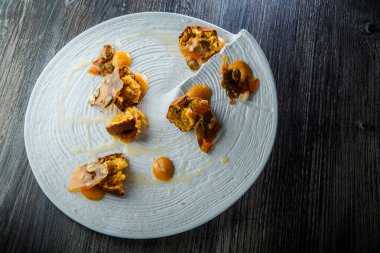 Tatlı soslu ezilmiş keklerden oluşan modaya uygun bir restoran tatlısı.