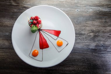 Zarif dekore edilmiş çikolatalı ahududu tatlısının üstü.