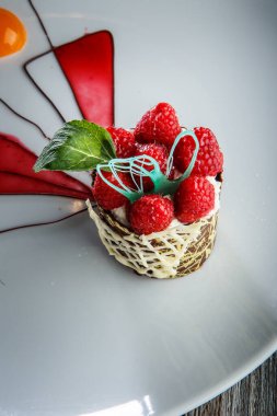 Üst manzara, ahududu süslemeli çikolatalı tatlı.