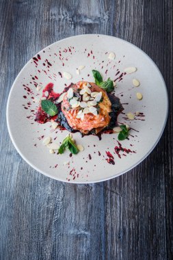 Pişmiş elma ve nane şekerli güzel yemek üzerine üstten görüş