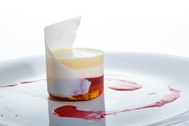 Yakın plan dekore edilmiş meyve ve kremalı tatlı.