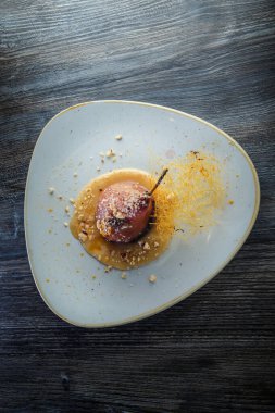 Karamel ile süslenmiş fırınlanmış armut dikey görünümü