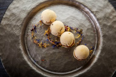 Üst manzara özel dekore edilmiş dört küresel sünger bisküvisi