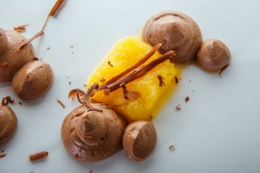 İyi dekore edilmiş meyve ve çikolatalı kremalı tatlı üzerine makro manzara