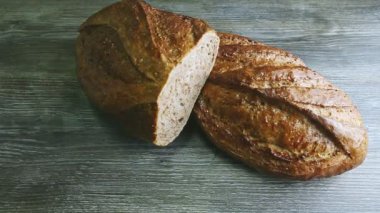 Bal ve buğday ekmeğinin yarısı ballı.