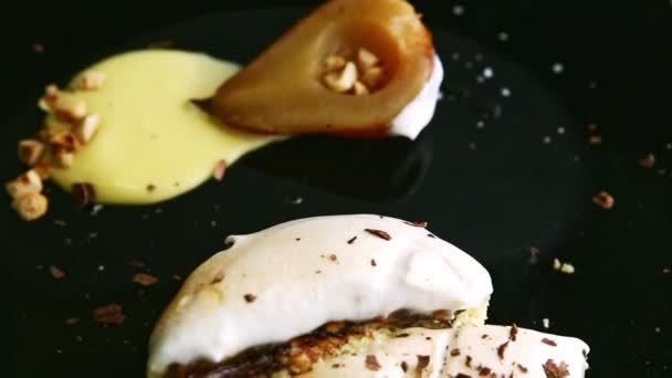 Macro panorama van gesneden biscuit cake met mousse crème — Stockvideo