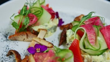 Kapalı beyaz tabak, modaya uygun dekore edilmiş tabak kaldırıldı.