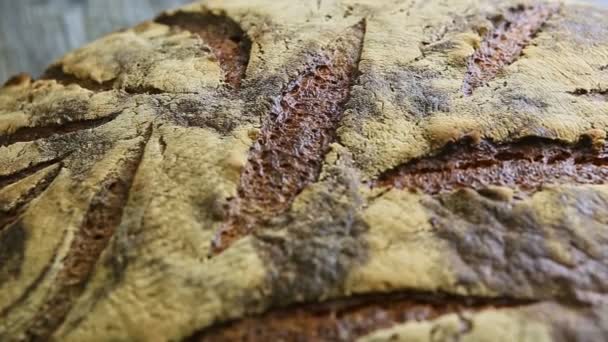 Макро Фокус Великого Домашнього Круглого Чорного Житнього Хліба Цікавою Текстурою — стокове відео