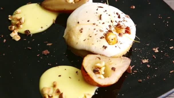 Uitzoomen Van Zwarte Plaat Met Lekker Dessert Van Biscuit Cake — Stockvideo