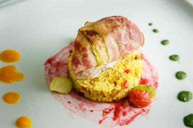 Üstten yakından et rulosu, kinoada sebzeli servis edilir.