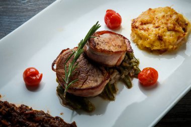 Mantar soslu kavrulmuş et restoranının yakın çekim modası.