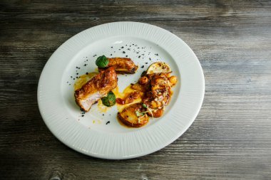 Lokanta yemekleri ve garnitürlü et parçaları.