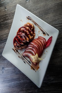 Dilimlenmiş ördek göğsünün lüks restoranının dikey görüntüsü
