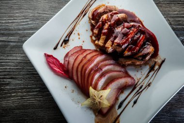 Üst kattaki yakın plan, ince dilimlenmiş ördek göğsü restoranı.