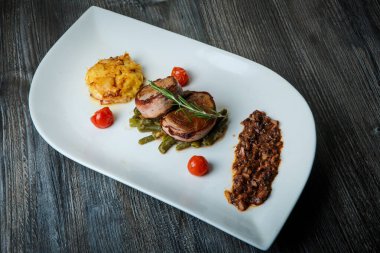 soslu ızgara etten oluşan kavramsal lezzetli restoran yemeği.