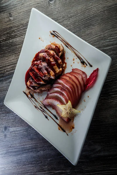 Dilimlenmiş ördek göğsünün lüks restoranının dikey görüntüsü