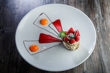 özel dekore çikolata ahududu krem dolum tatlı