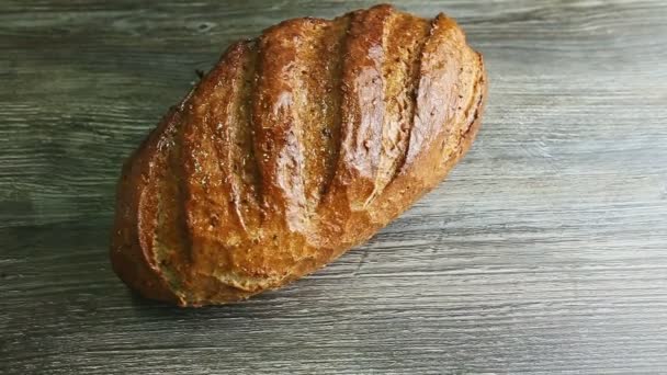 Koyu Ahşap Masa Üzerinde Balla Kaplı Dikdörtgen Buğday Ekmeğinin Manzarası — Stok video