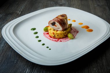 Meyve ve soslu nefis doğranmış et rulosu.