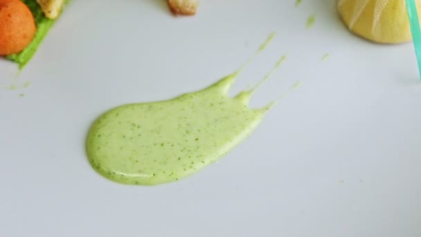 gros plan plat finement décoré avec morceau de poisson blanc frit tourner autour 