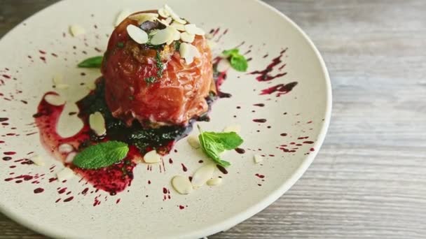 Vista dall'alto su deliziose mele al forno con sciroppo e noci ruota su piatto — Video Stock