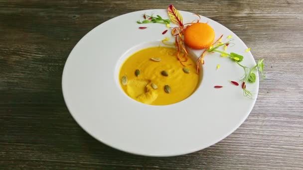 Mano humana tratar sopa de crema de calabaza en un tazón profundo por cuchara de plástico blanco — Vídeos de Stock