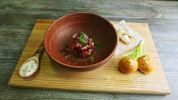 Bandeja de madera con borscht ucraniano moderno finamente decorado — Vídeos de Stock