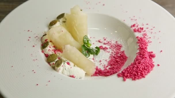 Närbild utsökt dekorerad modern restaurang dessert snurrar runt på tallriken — Stockvideo