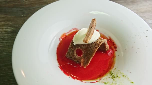 Panorama down on tasty borscht with brown bread slices and sour cream — Stock Video