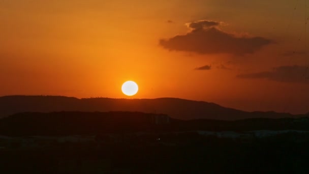 Πανόραμα για το χρυσό ηλιοβασίλεμα πάνω από τη μαύρη σιλουέτα των χαμηλών βουνών — Αρχείο Βίντεο