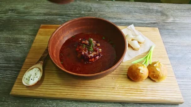 Baki kayu disajikan dengan ukrainian borscht tradisional dan donat — Stok Video