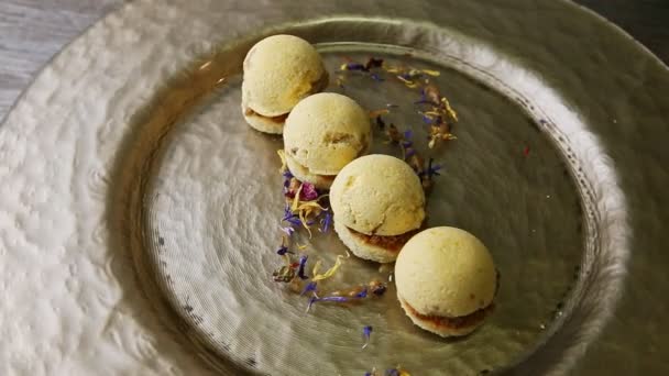 Closeup Original Dessert Four Spherical Sponge Biscuits Spinning Plate — Stockvideo
