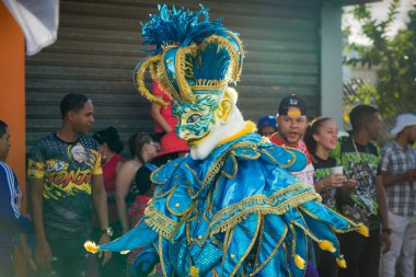 Dominik geleneksel karnaval etkinliğinde yerliler renkli kıyafetler içinde kirletiyorlar.
