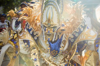 Dominik geleneksel karnaval etkinliğinde yerliler renkli kıyafetler içinde kirletiyorlar.