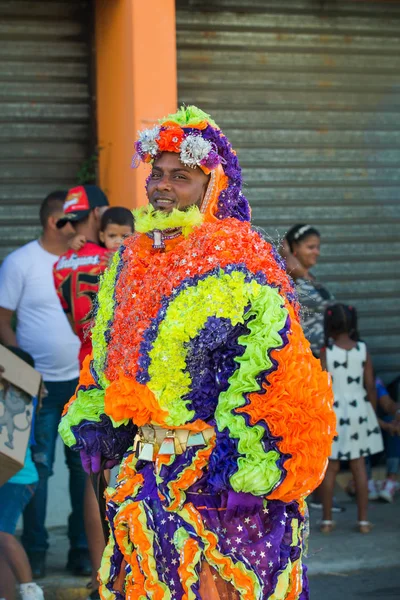 Uomo nativo contaminare in costume colorato a carnevale tradizionale evento annuale dominicano — Foto Stock