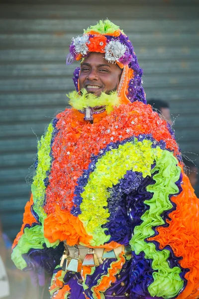 Inheemse man verontreinigen in kleurrijke kostuum op dominicaanse traditionele carnaval jaarlijkse evenement — Stockfoto