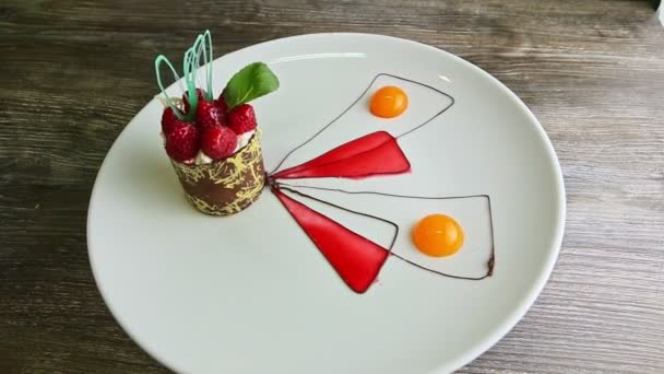 Exquisite decorated raspberry dessert spin around on white plate — Stock Video