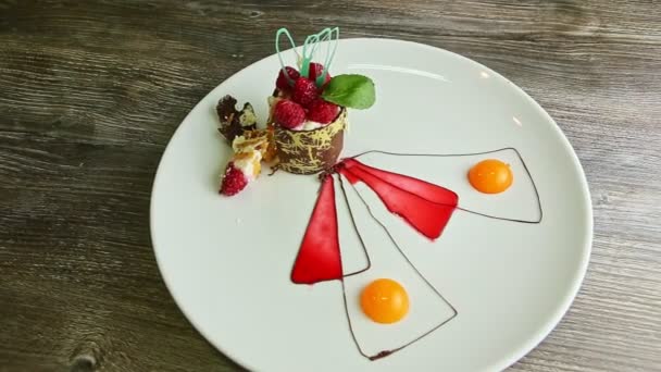 Man hand tar del av skivad mousse hallon dessert med gaffel — Stockvideo
