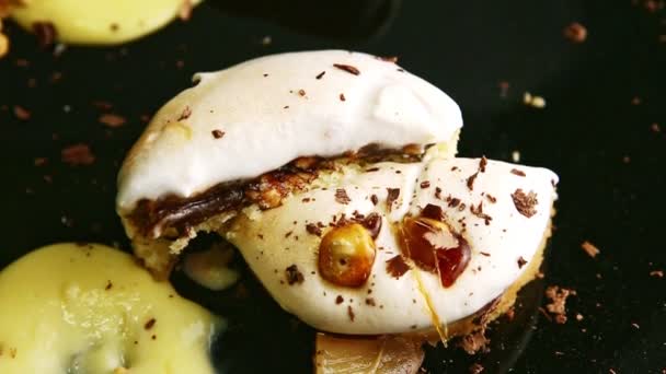 Panorama de primer plano de pastel de galletas en rodajas con crema de mousse — Vídeos de Stock