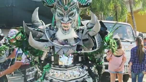 Dominicaanse man in kleurrijke demon kostuum dans op traditionele carnaval jaarlijkse evenement — Stockvideo