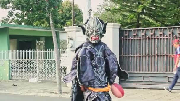 Man in demon costume walks on dominican city street at carnival annual event — 비디오