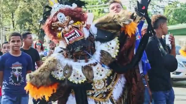 Mannen in enge demonenkostuums dansen op traditionele dominicaanse carnaval jaarlijkse evenement — Stockvideo