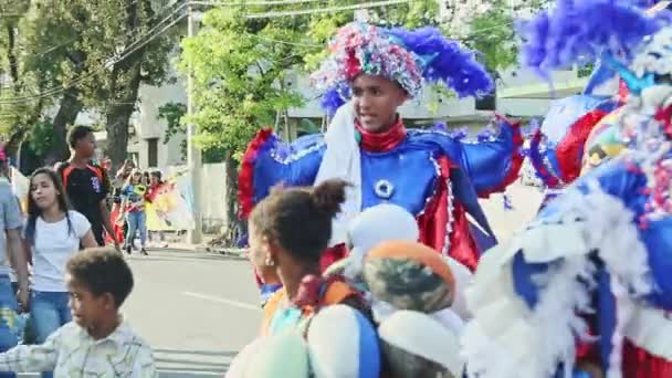 İnsanlar geleneksel Dominik geleneksel etkinliğinde renkli karnaval kostümleriyle poz veriyorlar. — Stok video